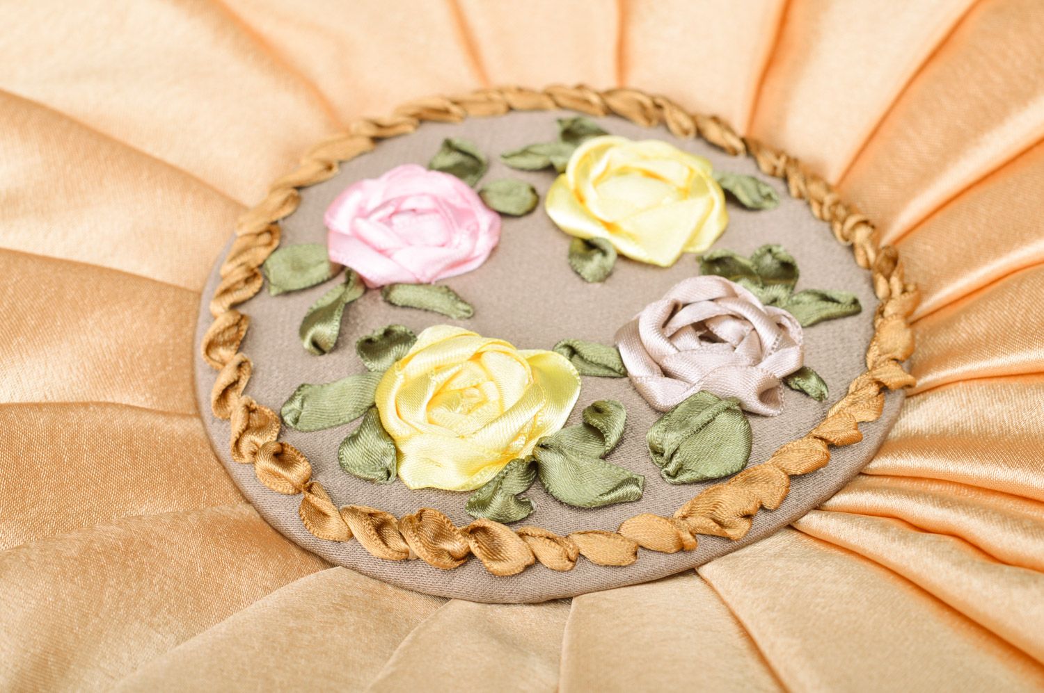 Rundes stilvolles beige Kissen aus Stoff und Atlasbändern handmade für Polstermöbel  foto 3