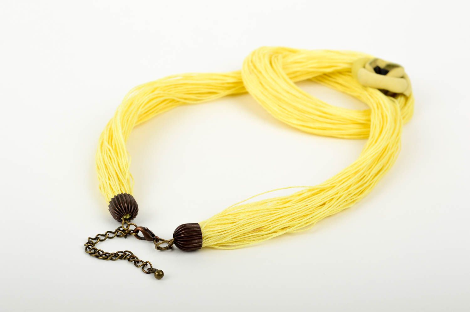 Колье из ниток колье ручной работы массивное украшение желтое с кожаным цветком фото 4