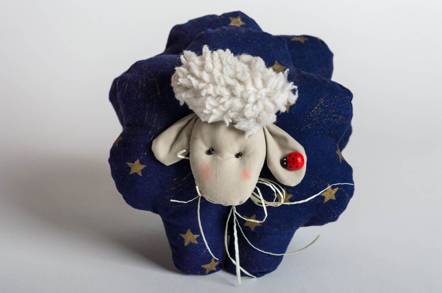 Мягкая игрушка подушка в виде овечки синяя со звездами смешная ручной работы фото 2