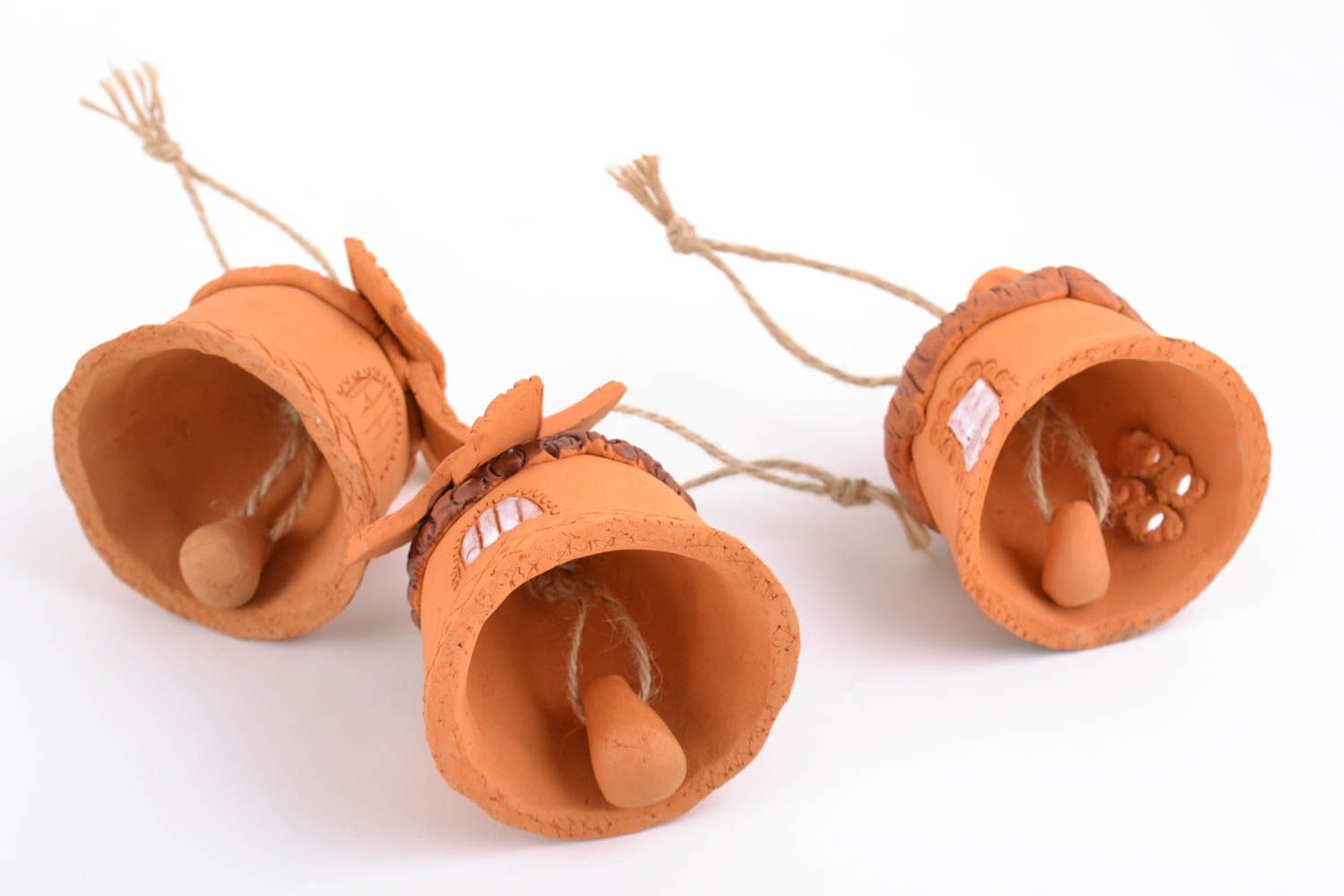 Conjunto de campanas de cerámica artresanales con forma de casitas hermosas marrones foto 2