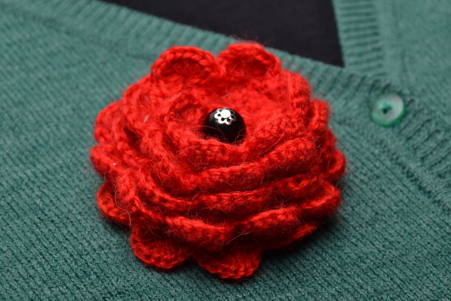 Crochet brooch in the shape of red flower photo 1