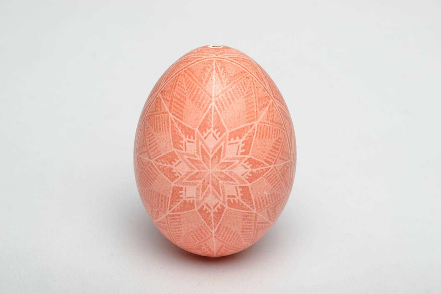 Huevo de Pascua artesanal con símbolos tradicionales foto 2