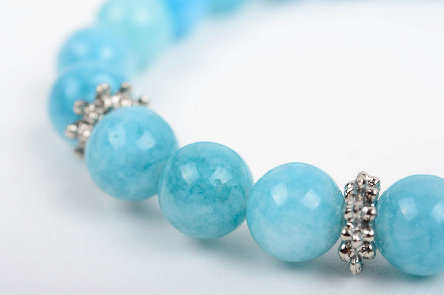 Красивый нежный голубой женский браслет из натуральных камней ручной работы  фото 4