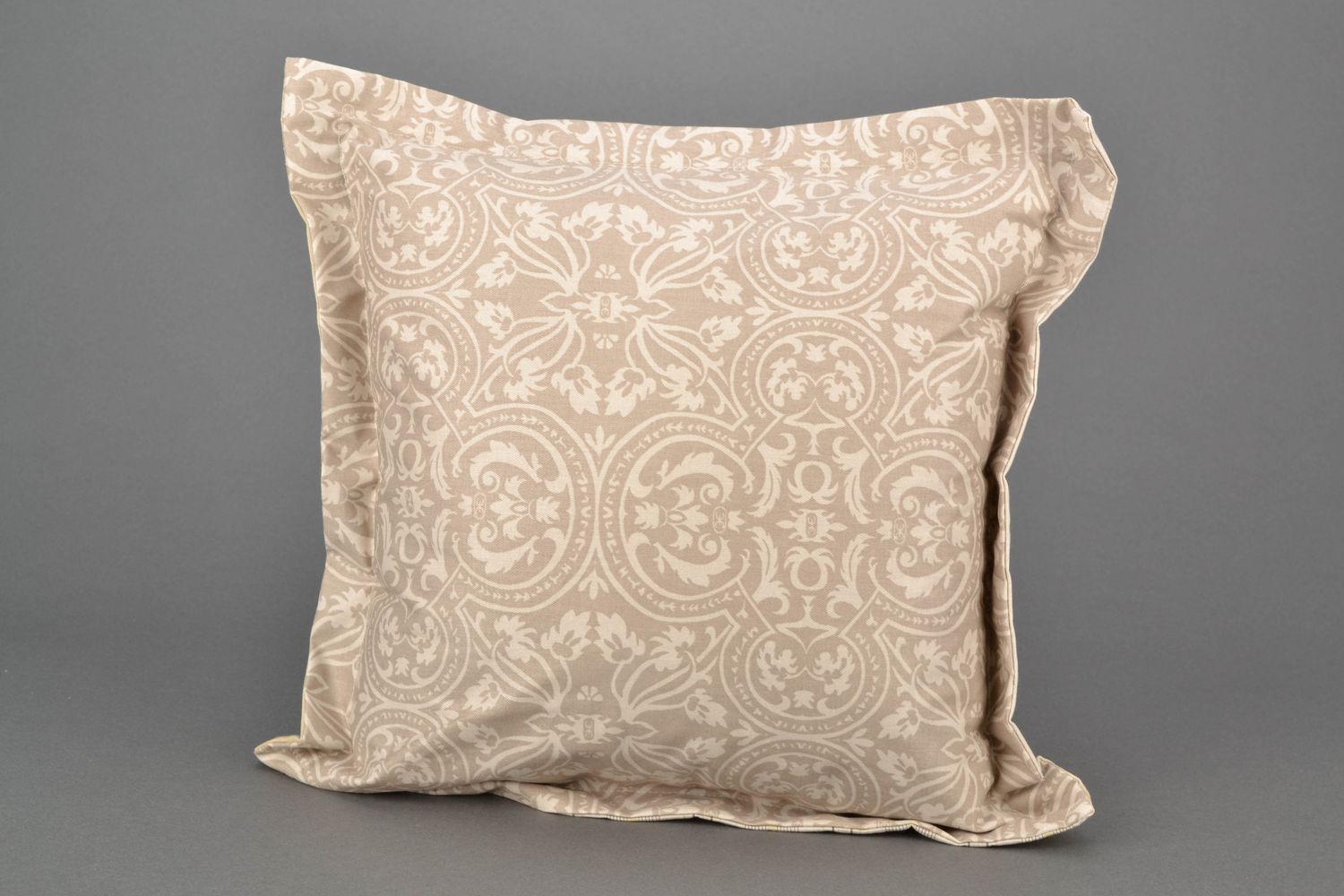 Beige throw pillow in easy to change pillow case 16,54 inches photo 2