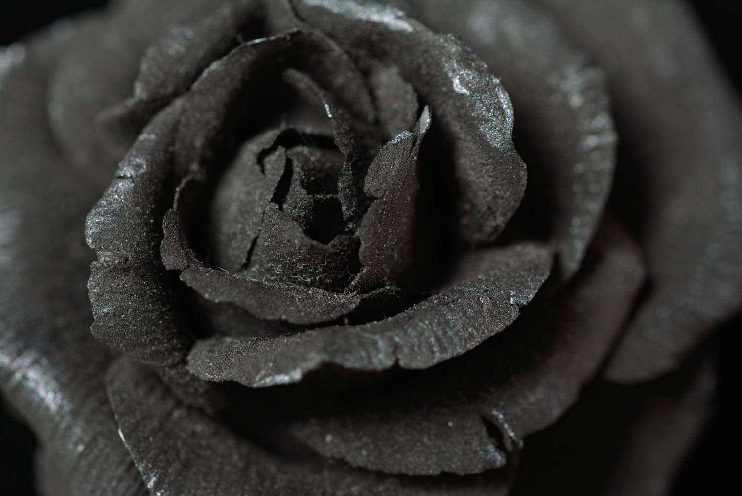 Подвеска из полимерной глины в виде объемной черной розы ручной работы фото 2