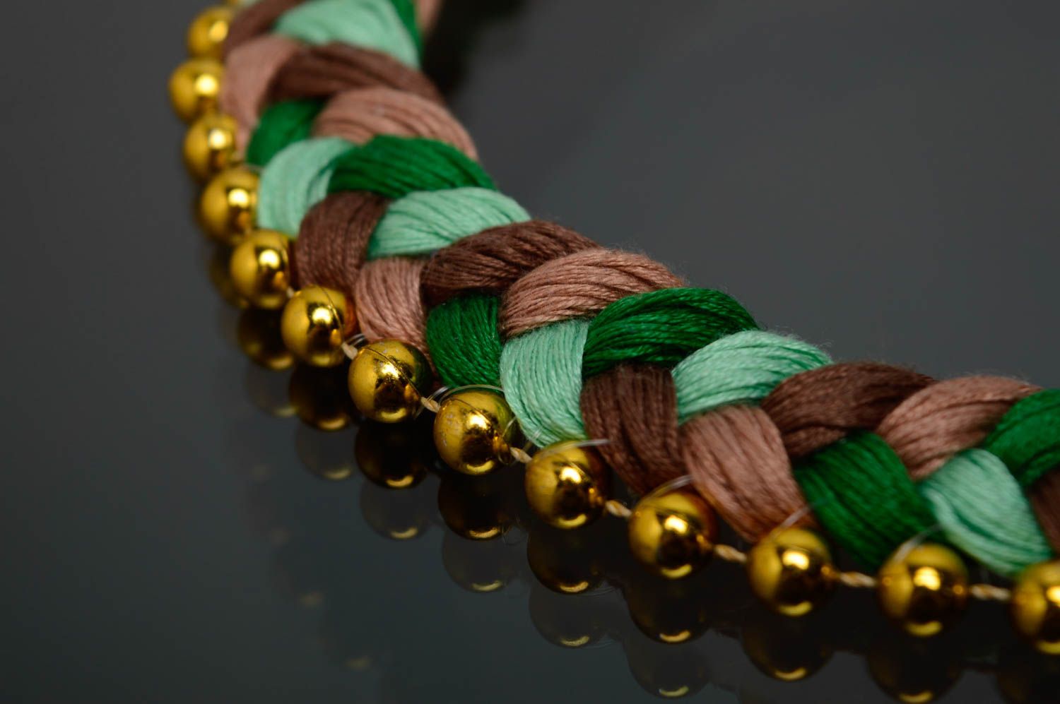 Ожерелье из ниток мулине и цепочки Зеленое лето фото 4