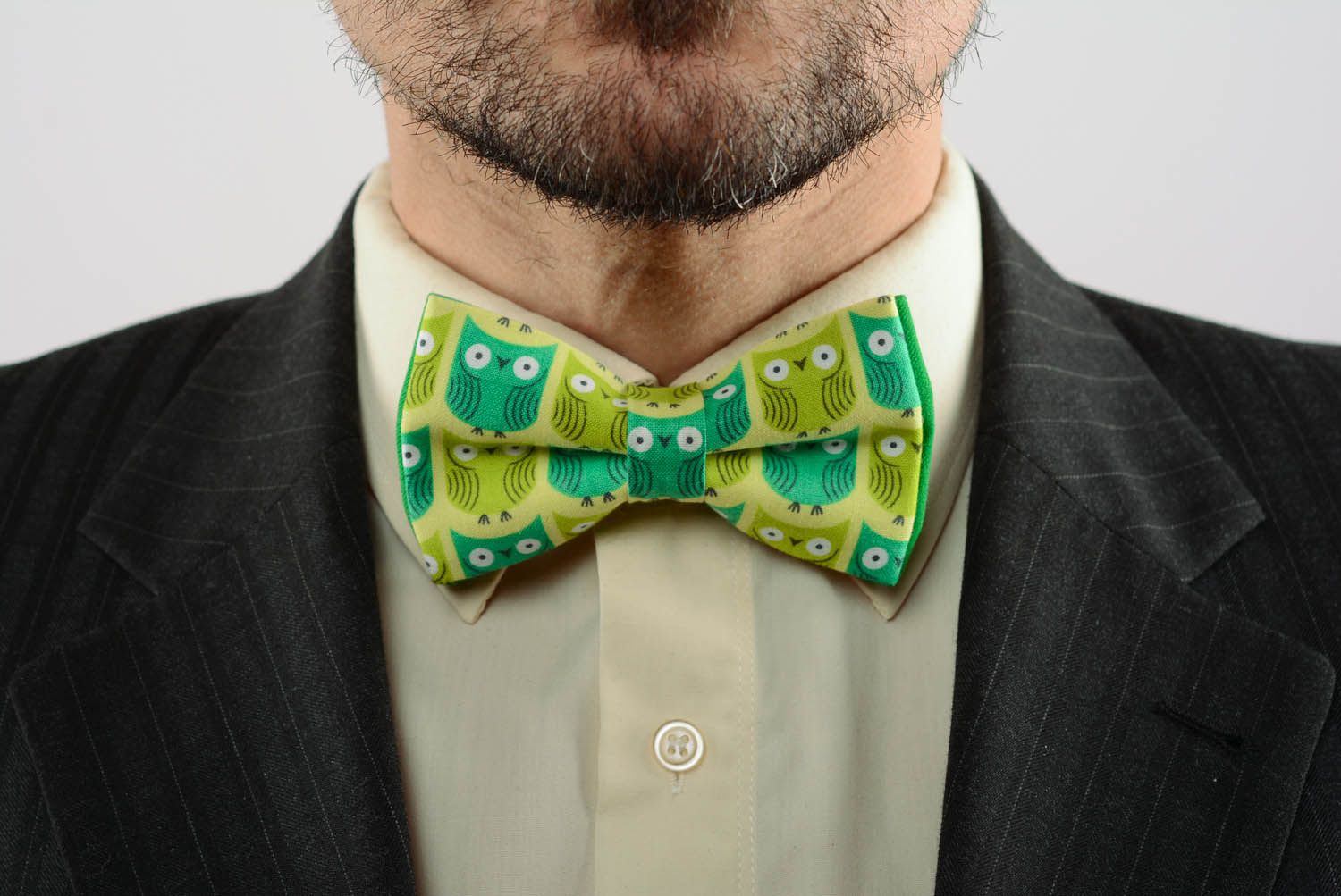Gravata borboleta verde costurada de gabardine Corujas foto 1