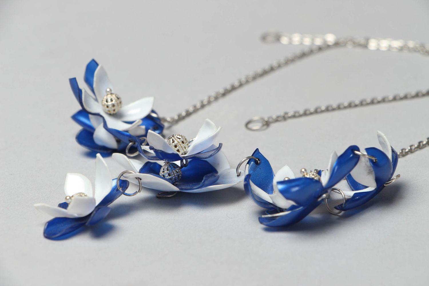 Plastic flower necklace with chain photo 3
