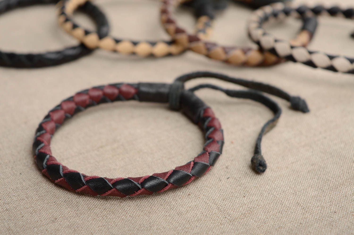 Bracelet fait main de vraie cuir avec lacet de taille réglable couleur marron photo 1