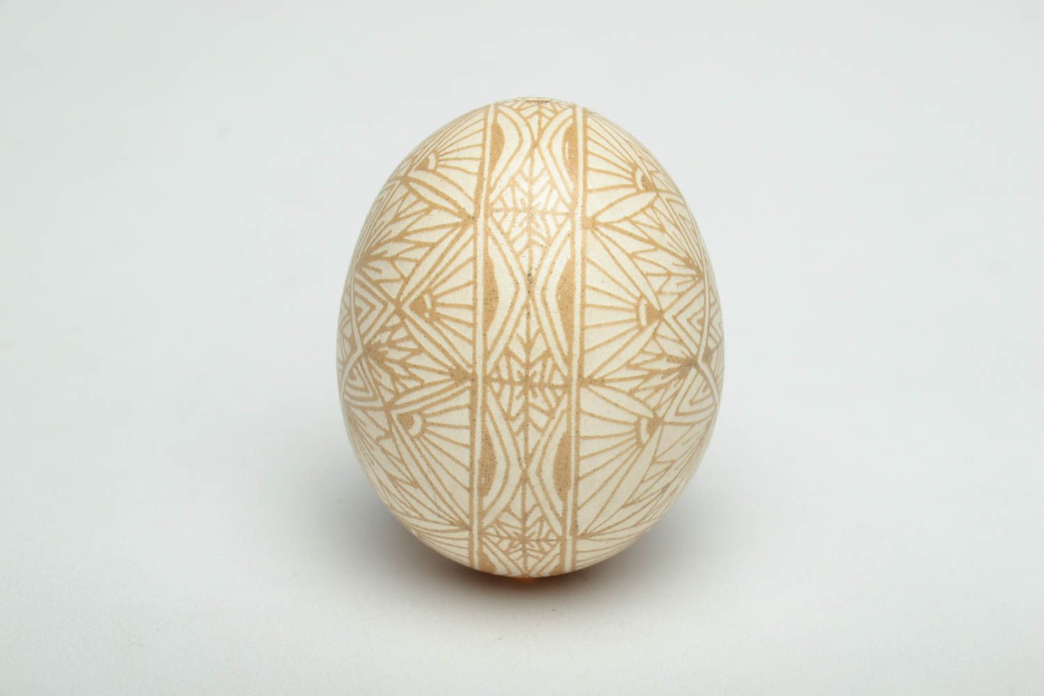Oeuf de Pâques peint de poule beige et blanc fait main style ethnique déco photo 3