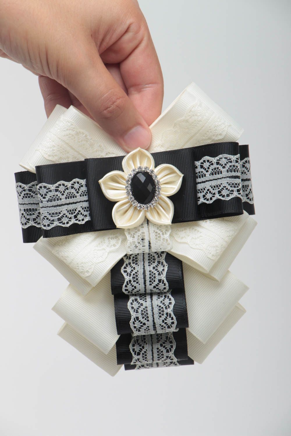 Grande broche noeud blanc noir en rubans de satin avec dentelle faite main photo 5