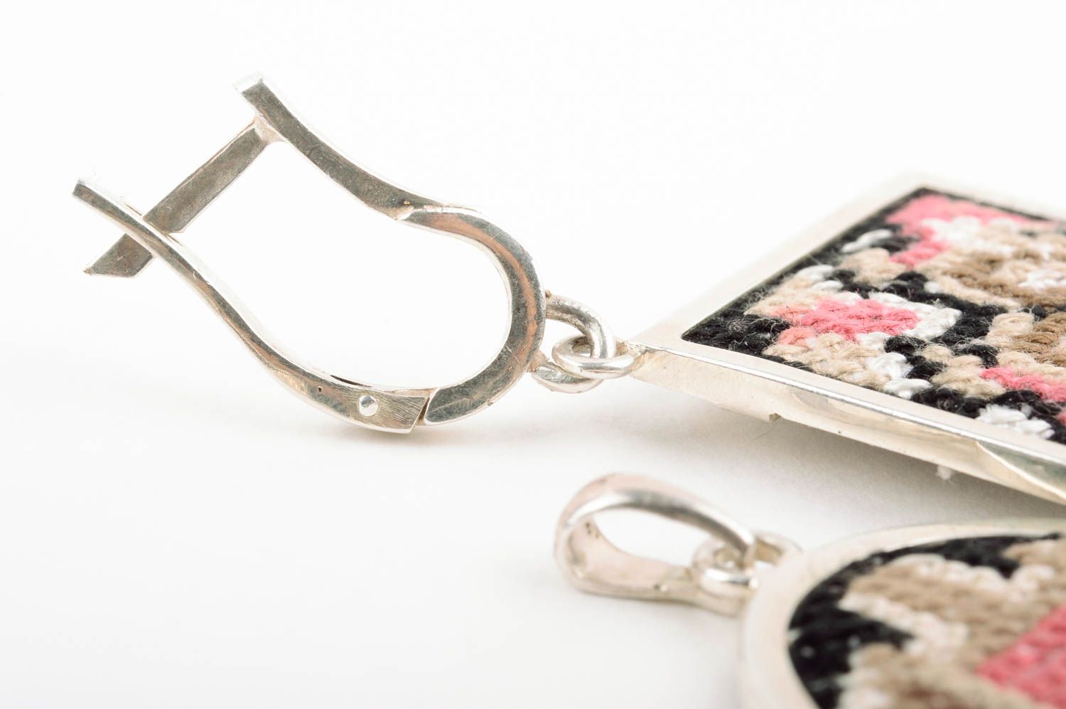 Необычные серьги и кулон с вышивкой серебряные ручной работы розовые красивые фото 3