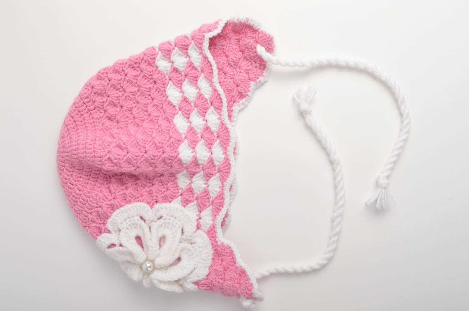 Розовая вязаная шапка для девочки ручной работы из шерсти и акрила на завязках фото 3