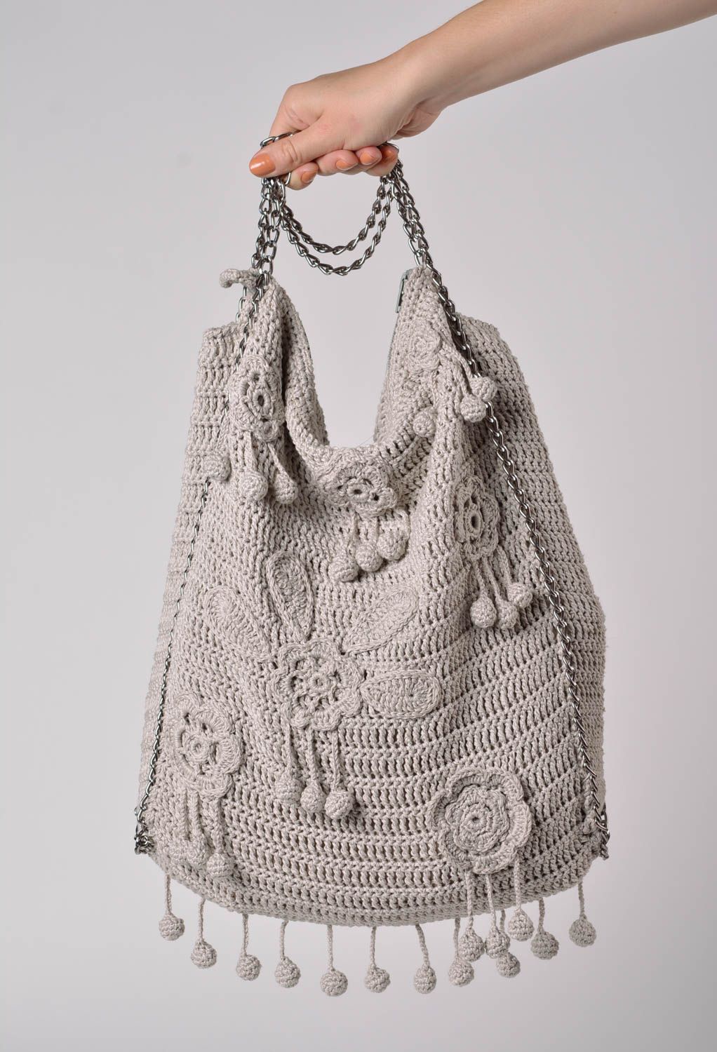 Bolso tejido de hilos de algodón artesanal de color gris con cadenita para mujer foto 2