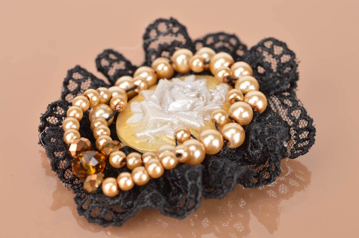 Broche faite main en dentelle noire fausses perles et camée fleur style vintage photo 5