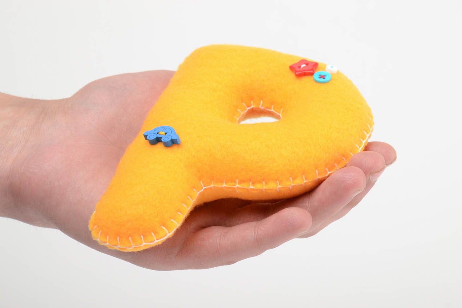 Декоративная буквы игрушка из фетра ручной работы оранжевая мягкая с пуговками фото 5