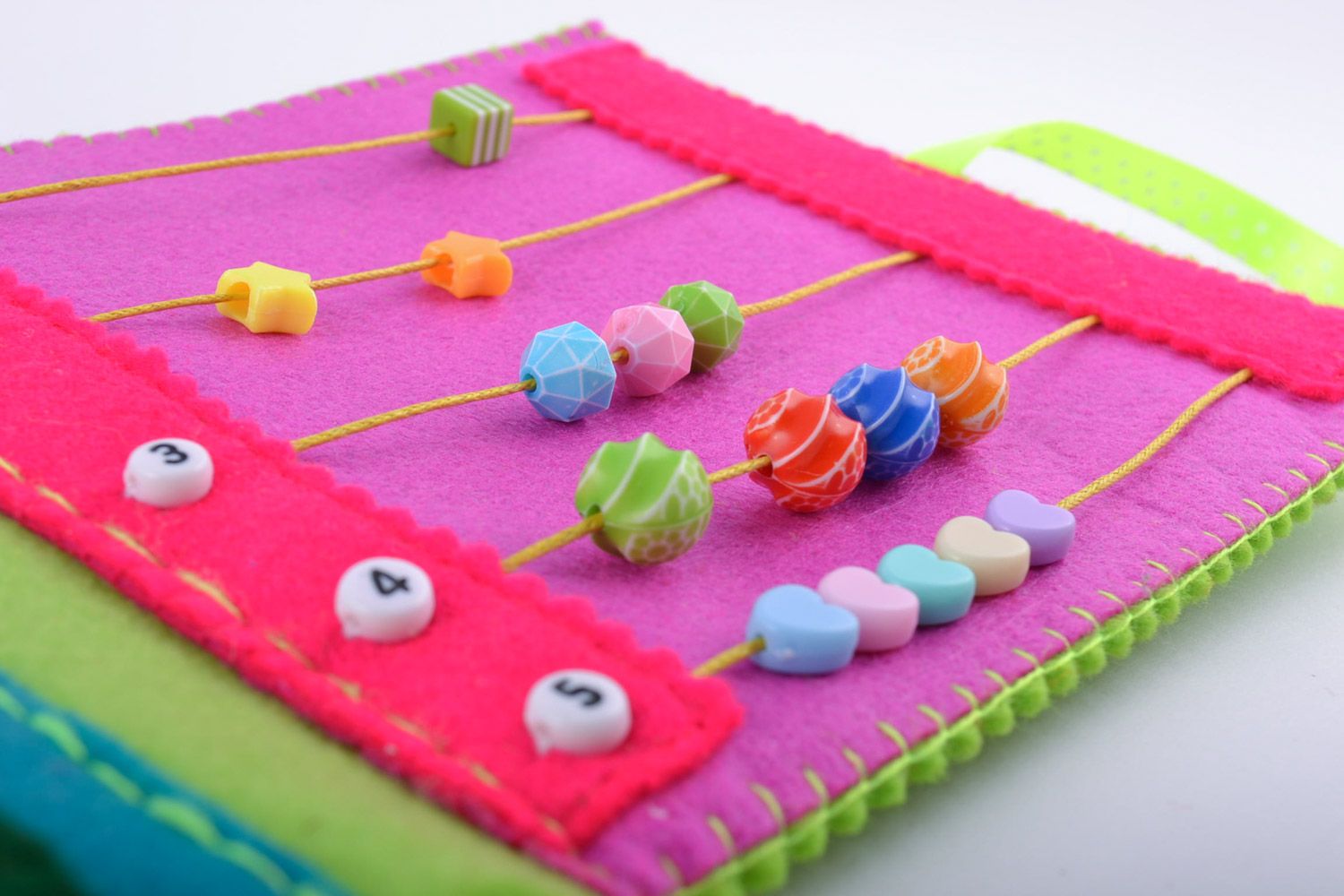 Handgemachtes Lernspielzeug aus Filz mit verschiedenen dekorativen Elementen für Baby foto 5