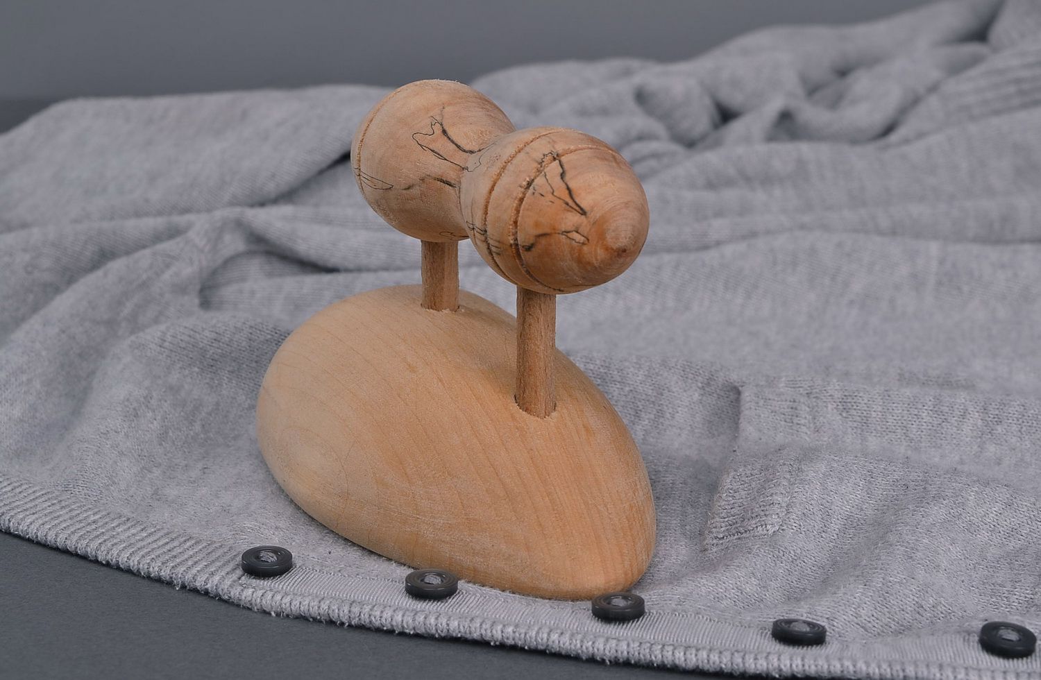 Figurilla de madera en forma de plancha pequeña foto 5