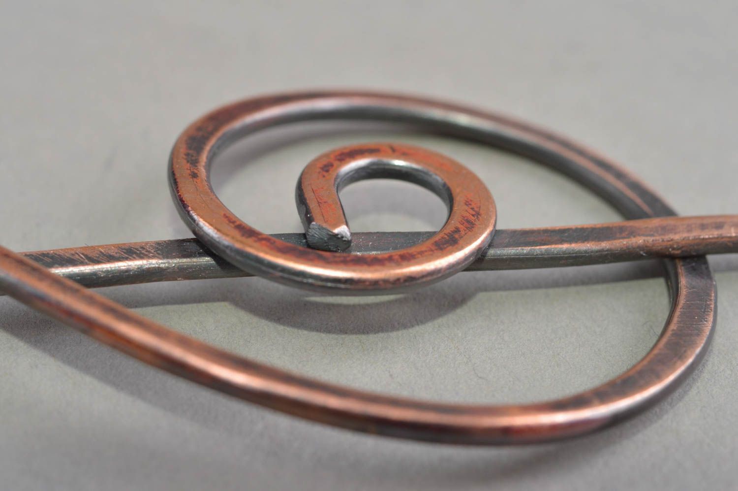 Pendentif clef de sol en cuivre forgeage à chaud accessoire fait main photo 5
