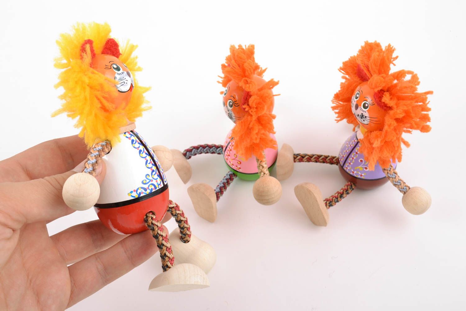 Conjunto de juguetes de madera leones pintados anaranjados artesanales para niños 3 piezas foto 2