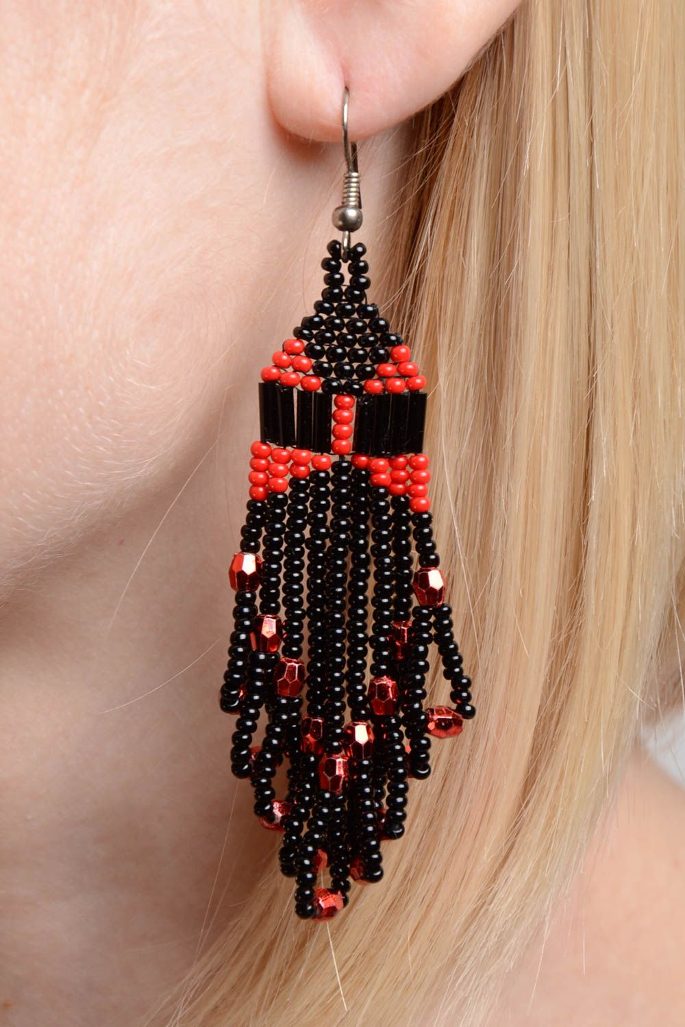 Boucles d'oreilles ajourées noir et rouge en perles de rocaille faites main photo 2