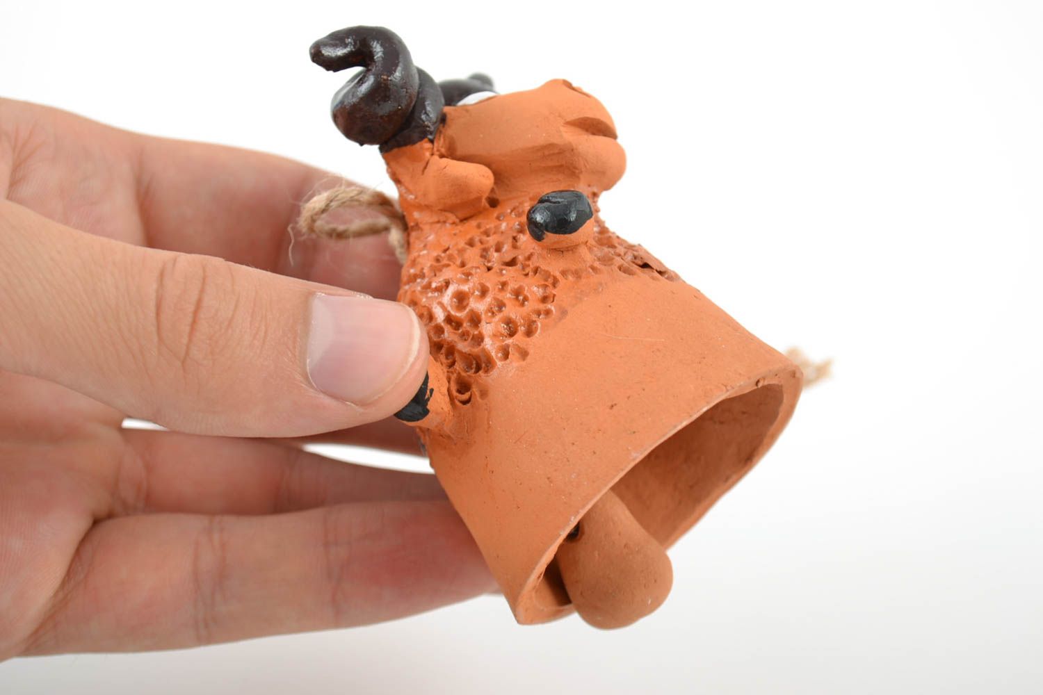 Смешной глиняный колокольчик в виде барана из красной глины на шнурке хендмейд фото 2