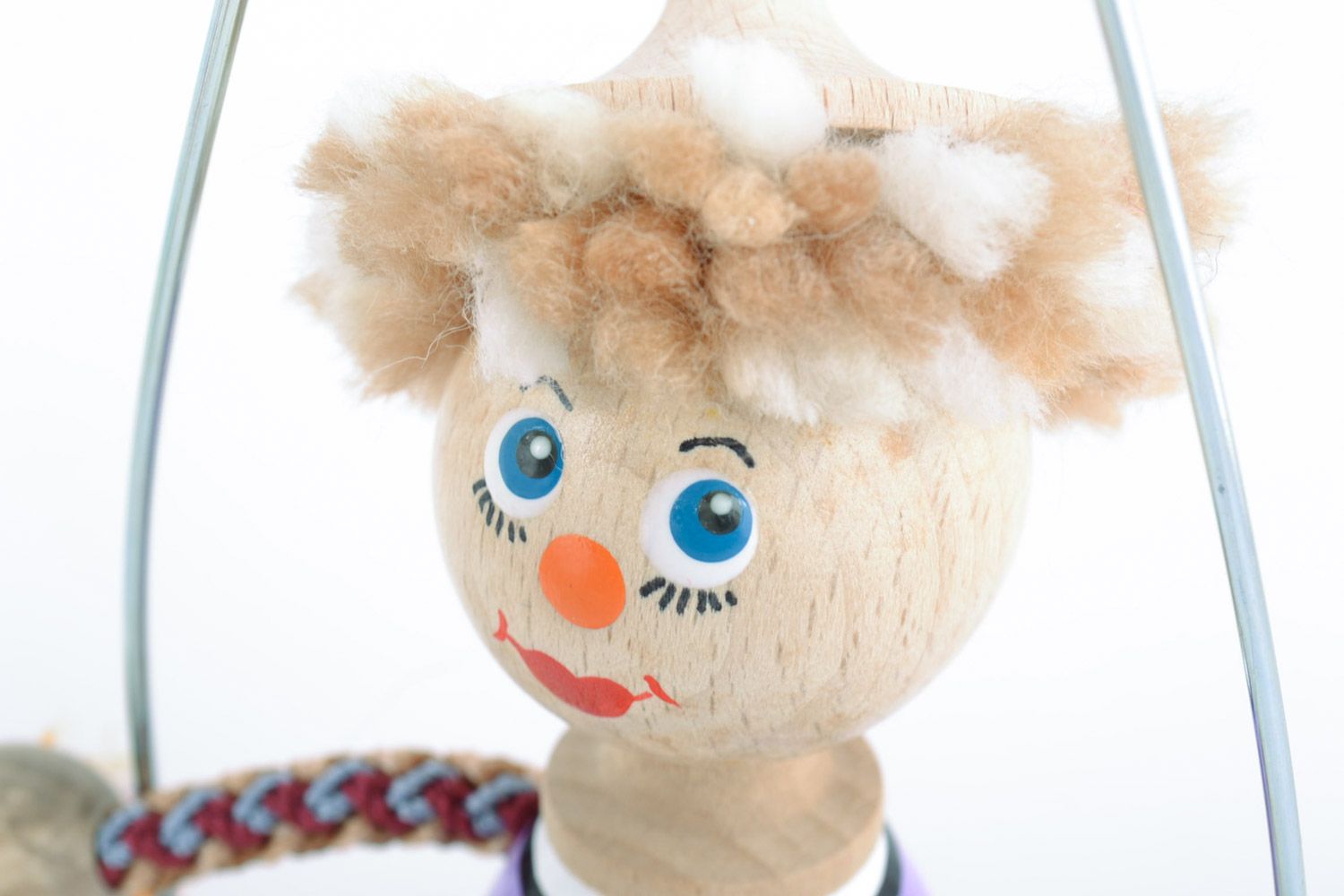 Handgemachtes Öko Spielzeug aus Holz mit Feder bemalt in Form vom Clown für Kind foto 3