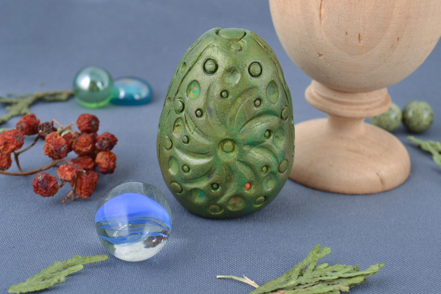 Декоративное пасхальное яйцо из красной глины расписное зеленое ручной работы фото 1