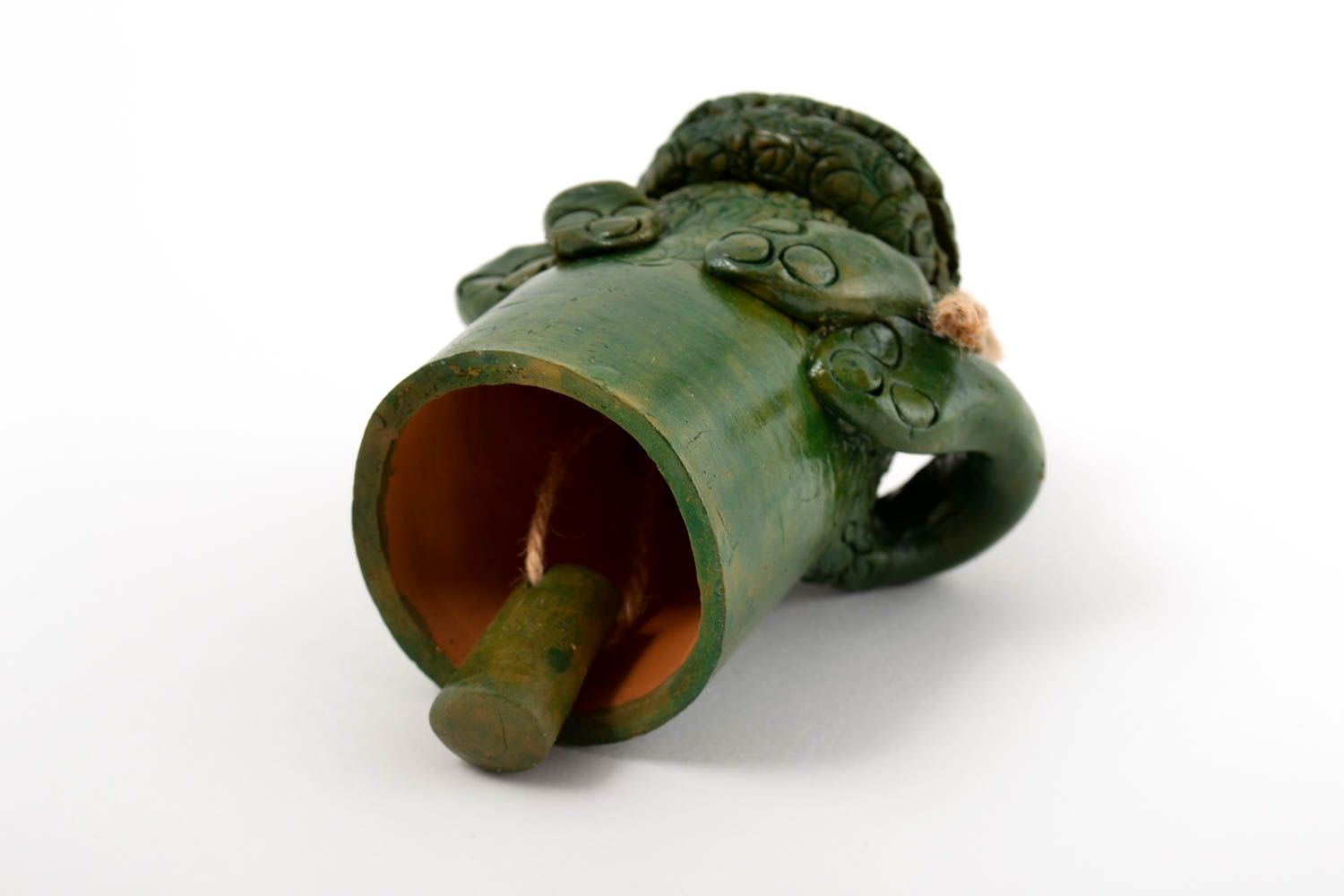 Керамика ручной работы колокольчик из глины лягушка фигурка колокольчик зеленая фото 2