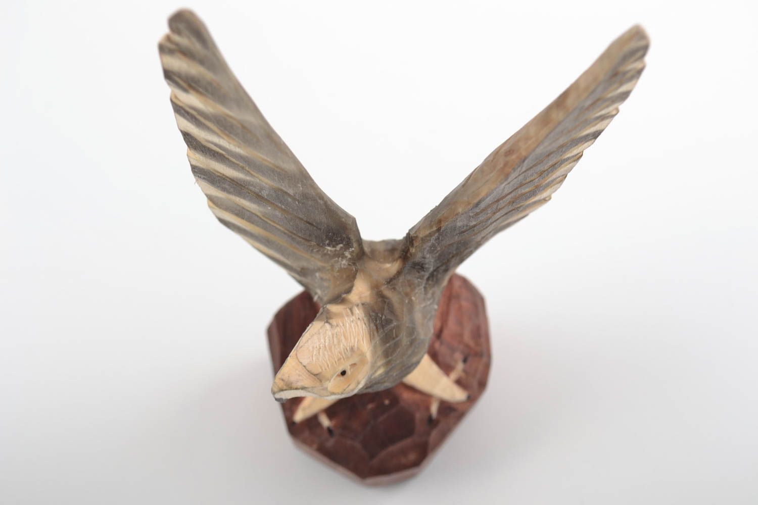 Статуэтка из дерева ручной работы в виде орла красивая резная настольная фото 5