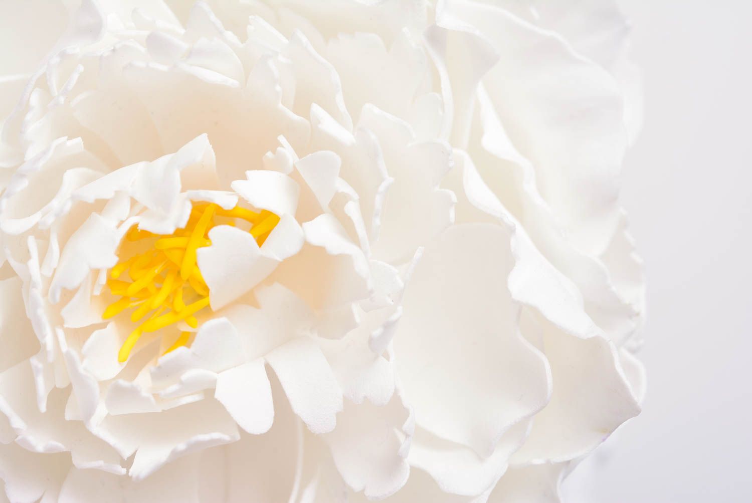 Handgemachtes weißes Spitzen Haarband mit Blume aus plastischem Wildleder  foto 3