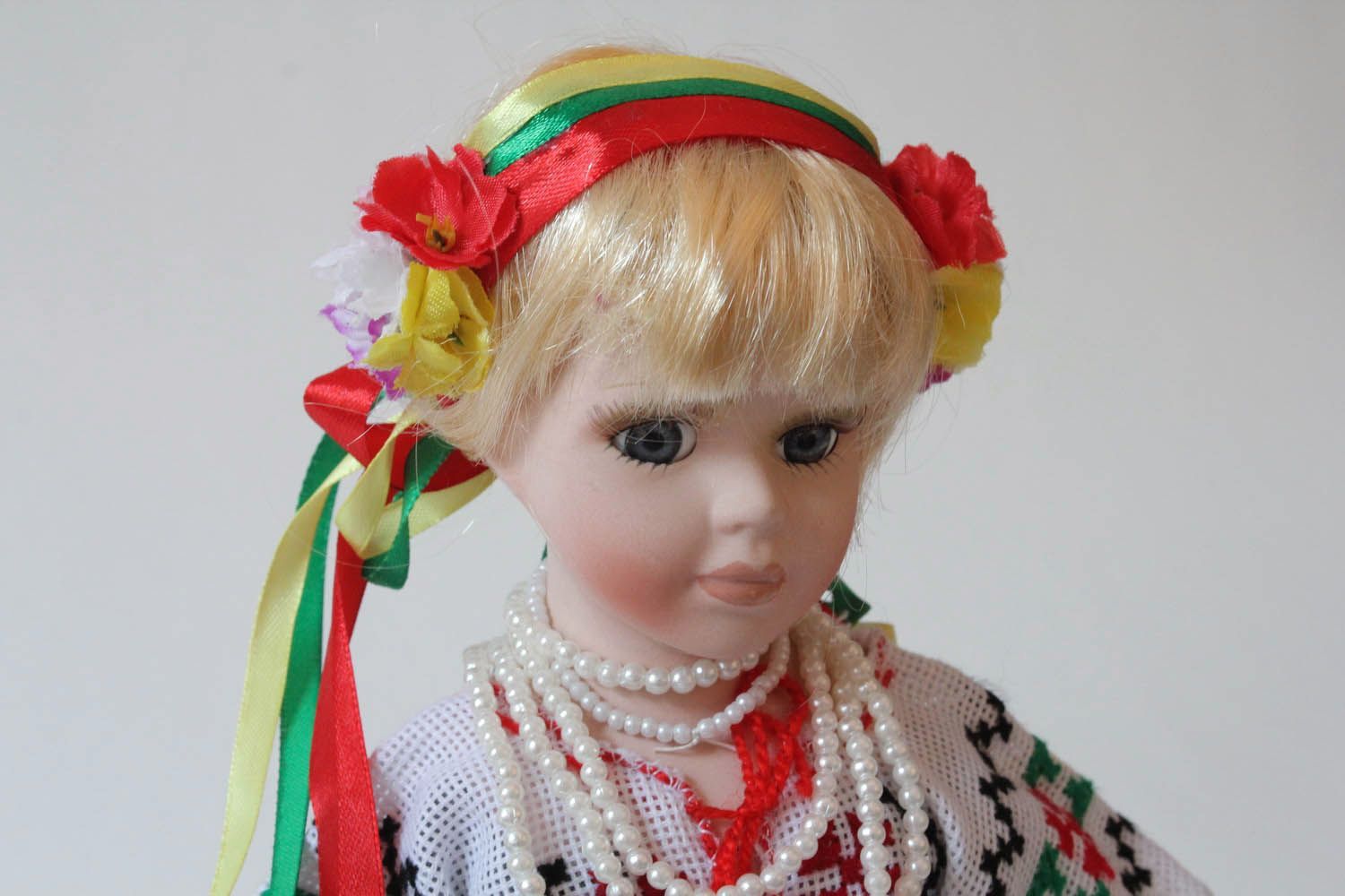 Boneca de porcelana artesanal num vestido tradicional  foto 3