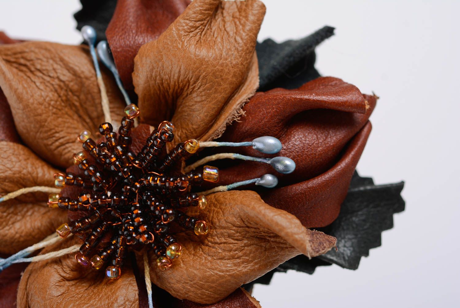Broche de cuero artesanal con forma de flor marrón negro pequeño foto 2
