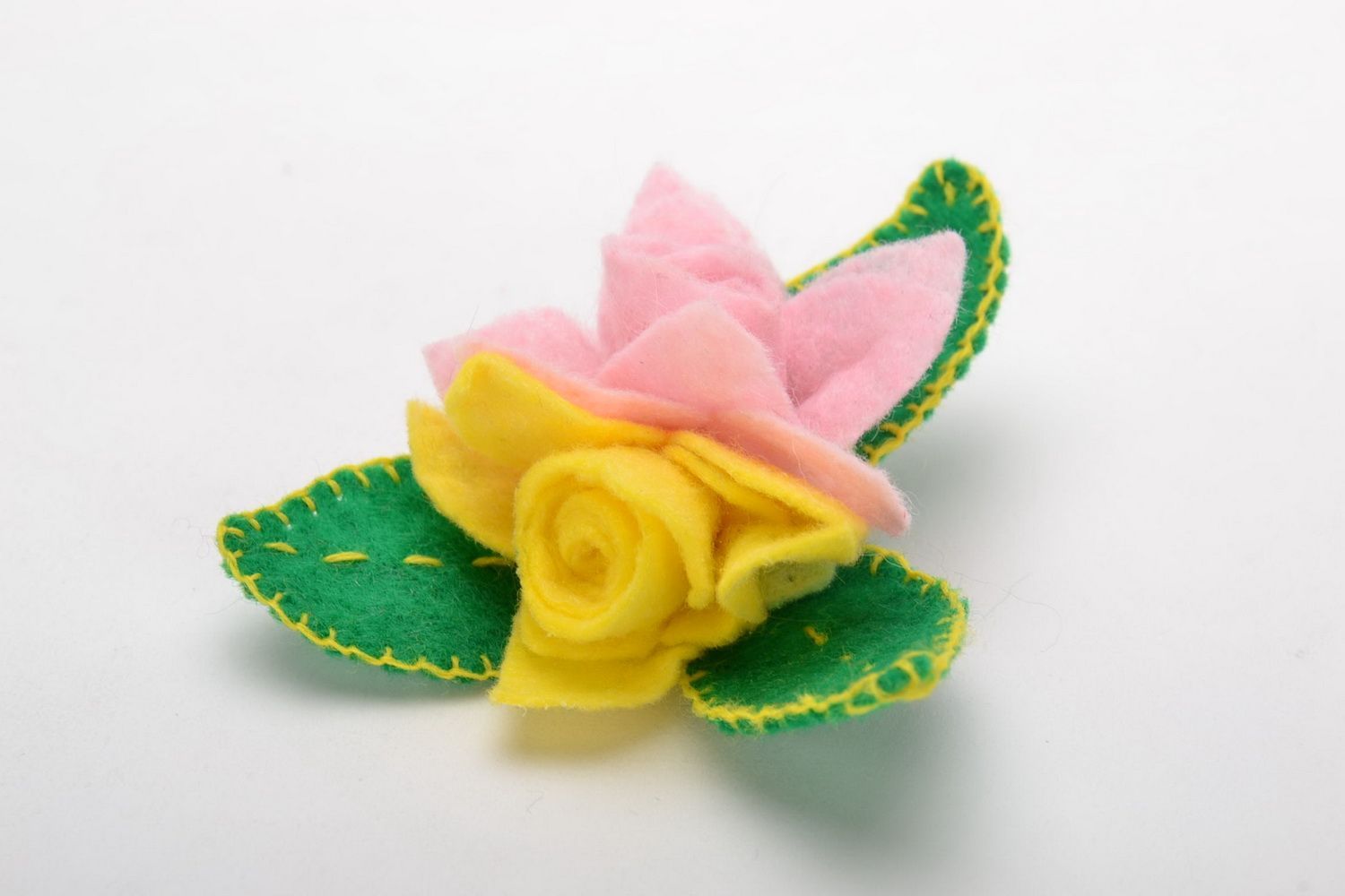 Broche en tissu faite main en forme de fleur photo 2