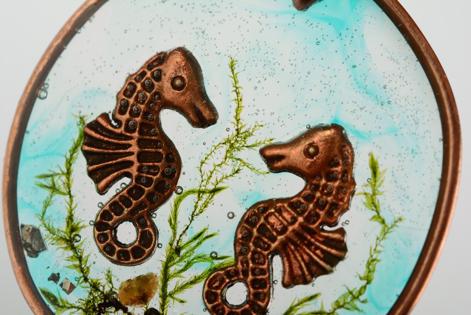 Handmade Damen Anhänger mit Seepferdchen und Epoxidharz an der Kette aus Kupfer foto 3