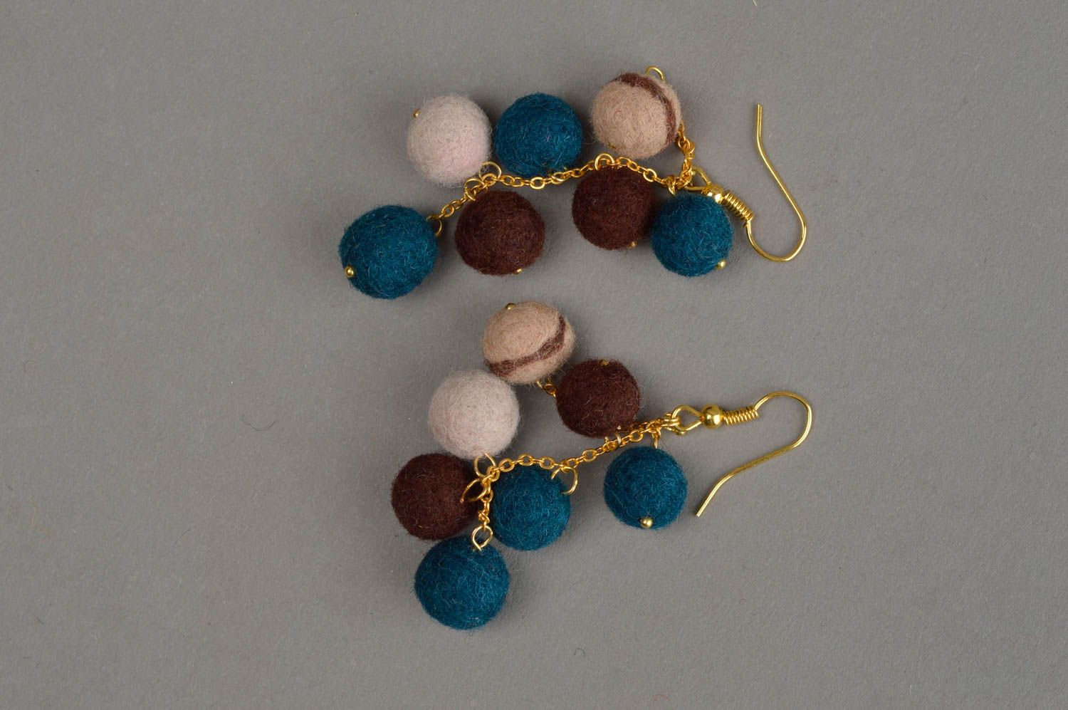 Boucles d'oreilles grappe multicolores en laine feutrée faites main pendantes photo 2