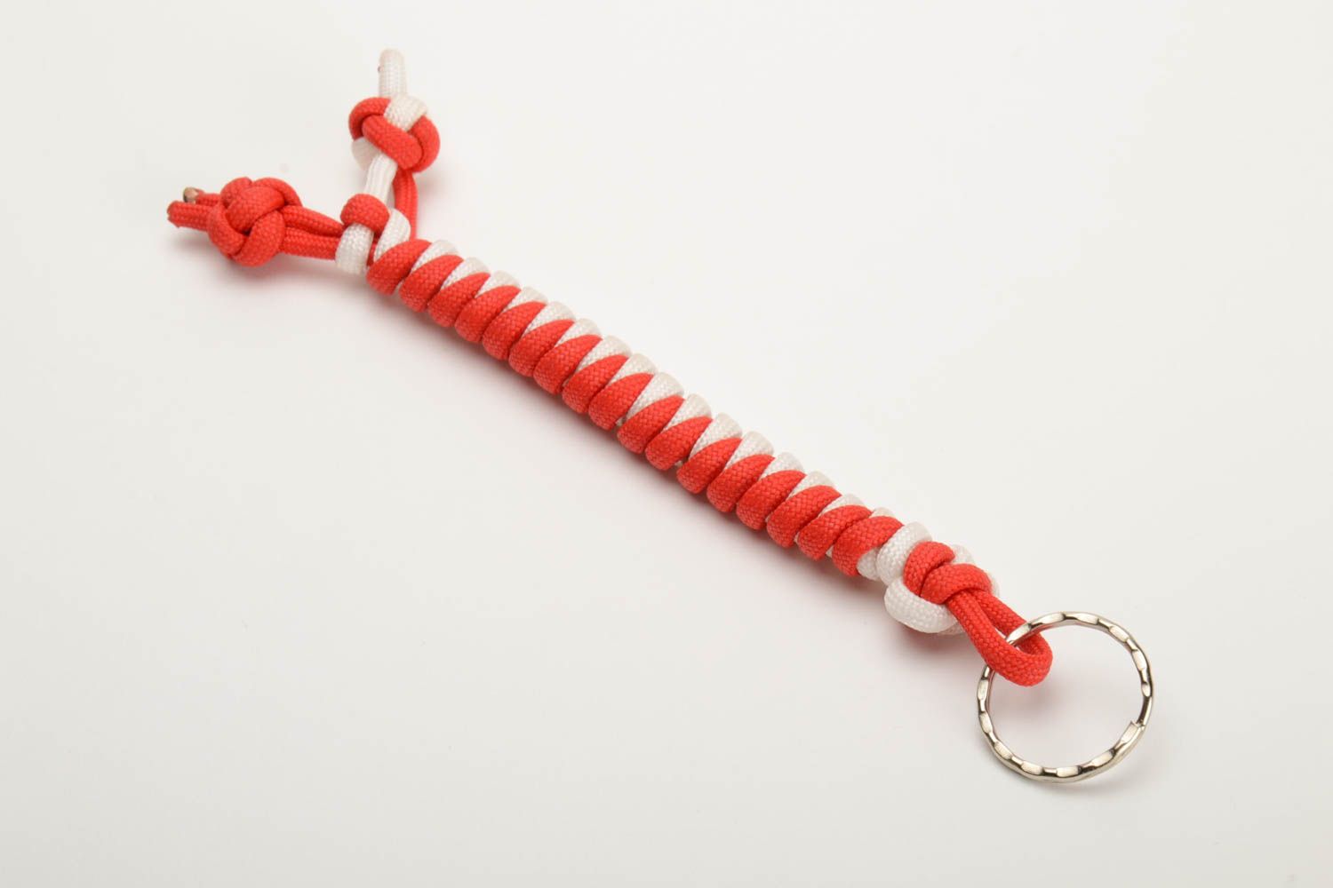 Ungewöhnlicher geflochtener Schlüsselanhänger Paracord im Rot und Weiß stilvoll handmade foto 4