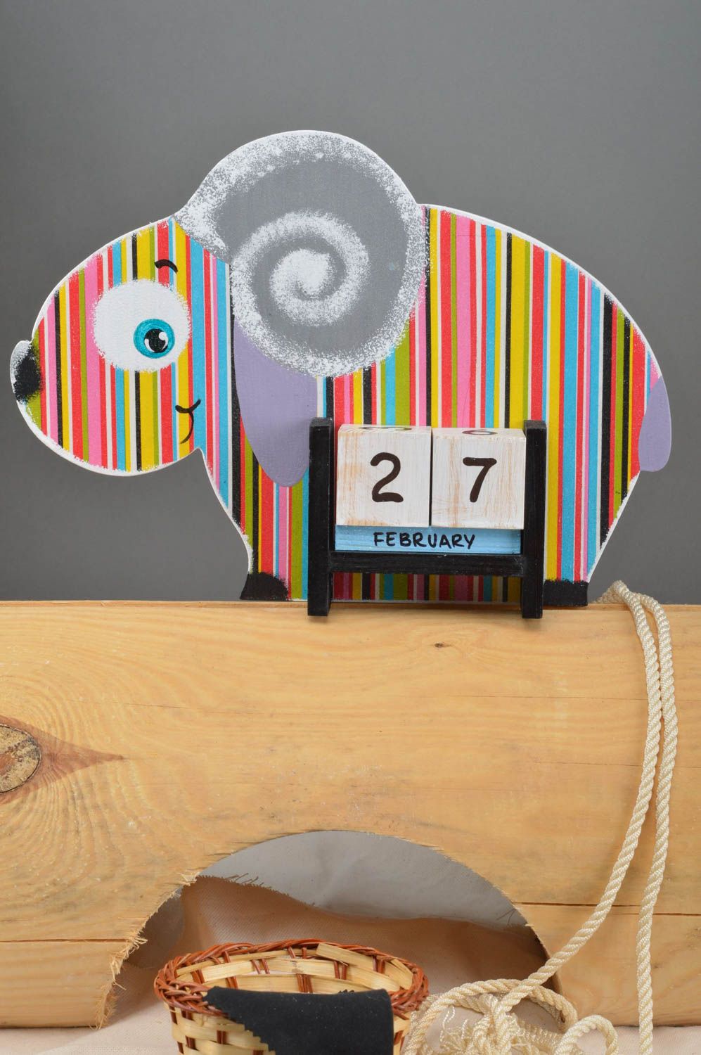 Mouton calendrier de bureau rayé multicolore fait main en bois serviettage photo 1