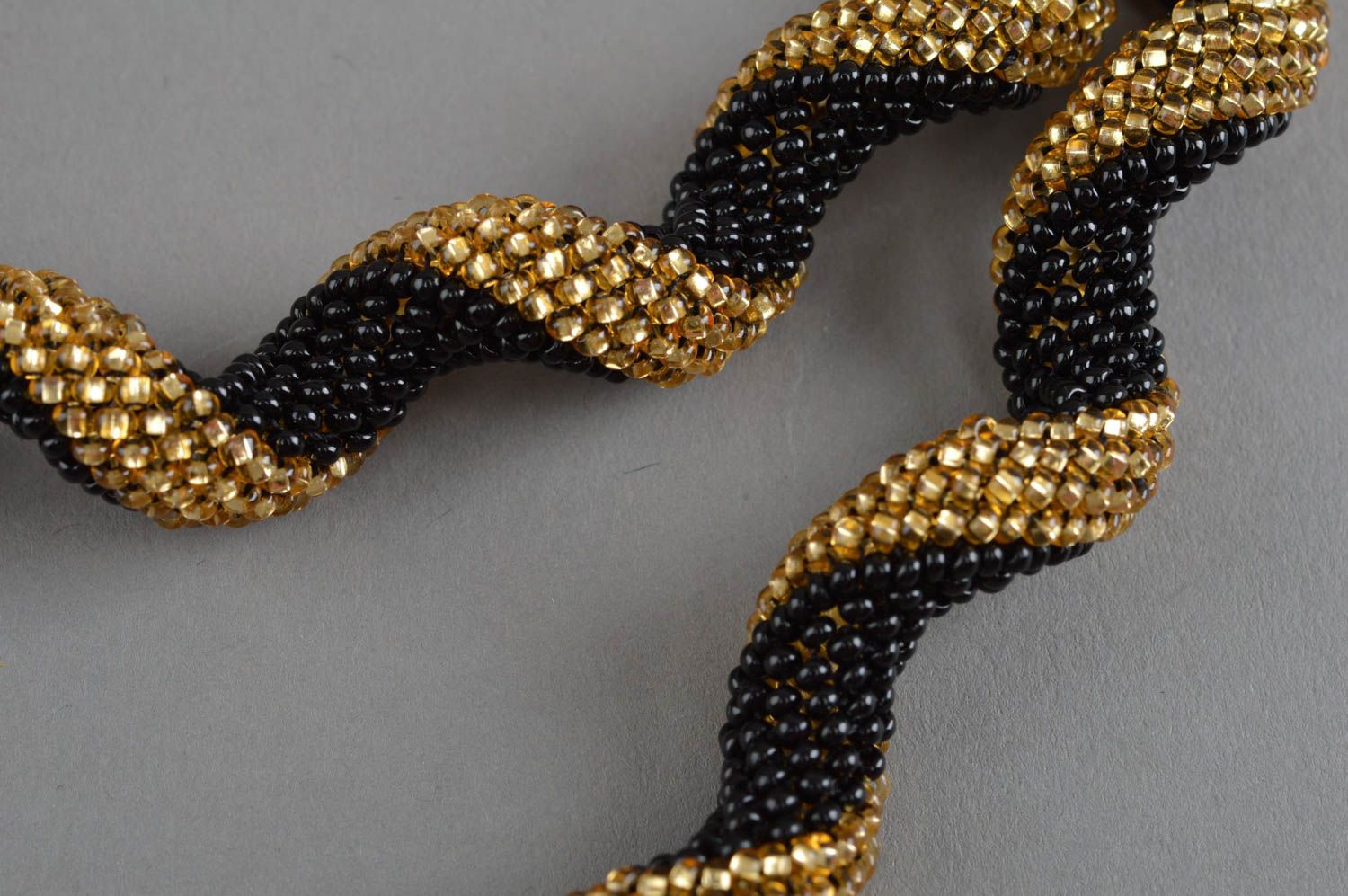 Жгут из бисера плетеное шейное украшение ручной работы черное с золотым фото 5