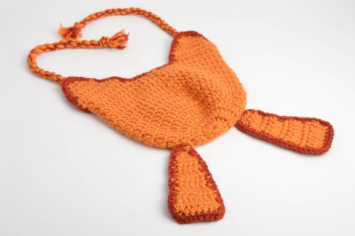 Оранжевая шапка из акрила и шерсти ручной работы на завязках для ребенка фото 4