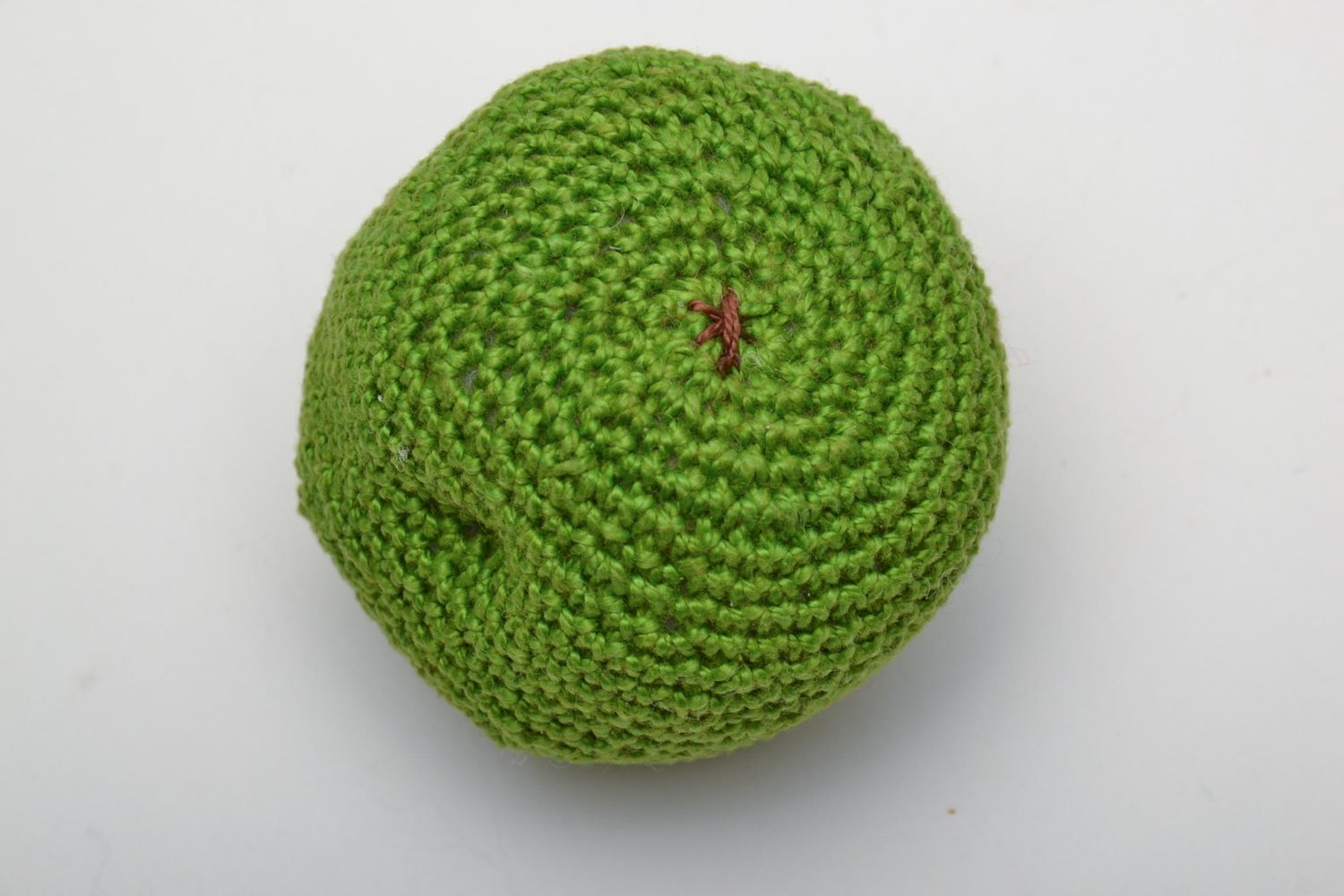 Peluche pomme tricotée au crochet verte faite main originale pour enfant photo 3