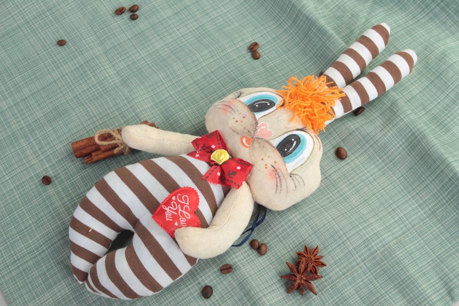 Мягкая игрушка заяц с нарисованной мордочкой для детей и дома ручной работы фото 1