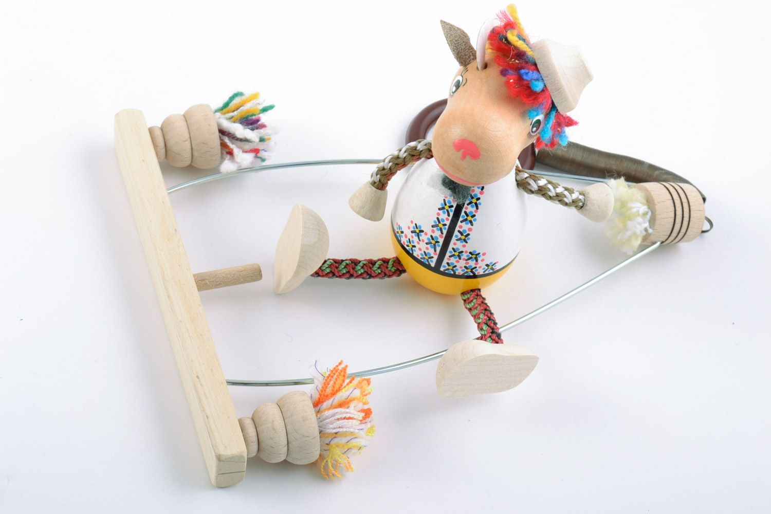 Деревянная эко игрушка в виде козленка на качельках подвеска в детскую хенд мэйд фото 5