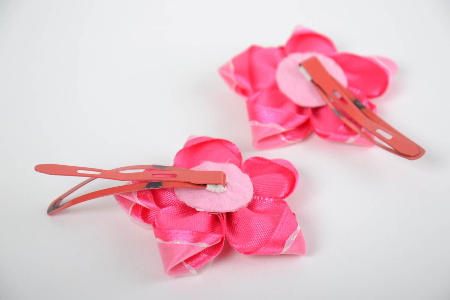 Заколки для волос с цветами из атласных лент детские розовые 2 шт ручной работы фото 3