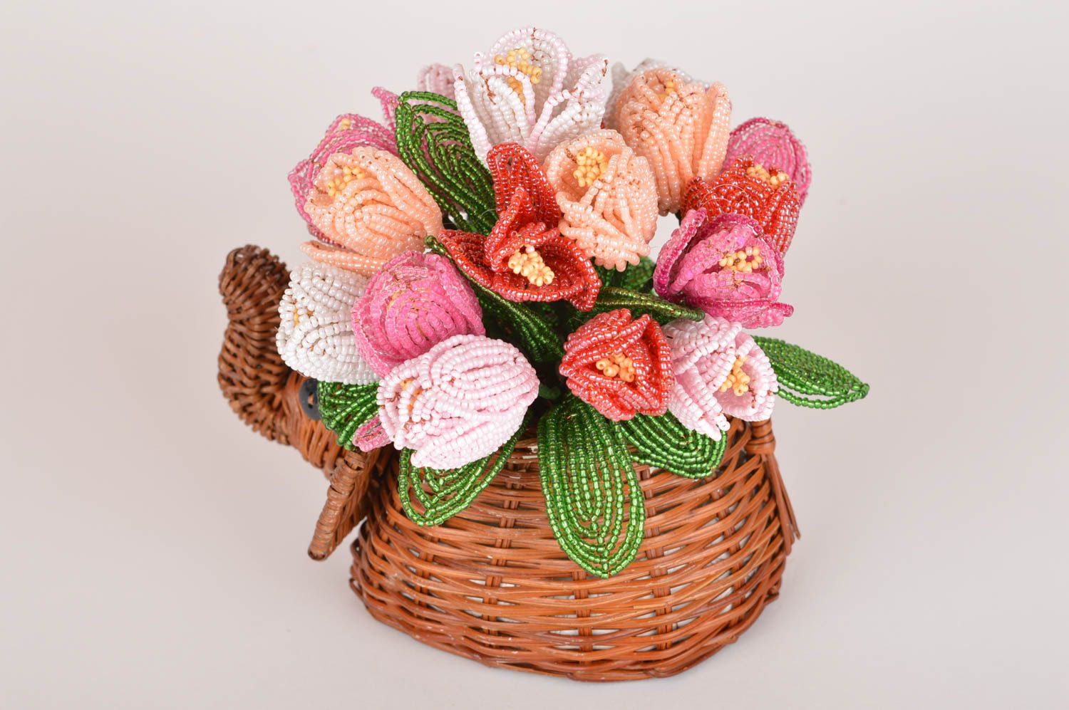 Декоративное плетеное кашпо для дома с цветами из бисера Слоник с тюльпанами фото 5