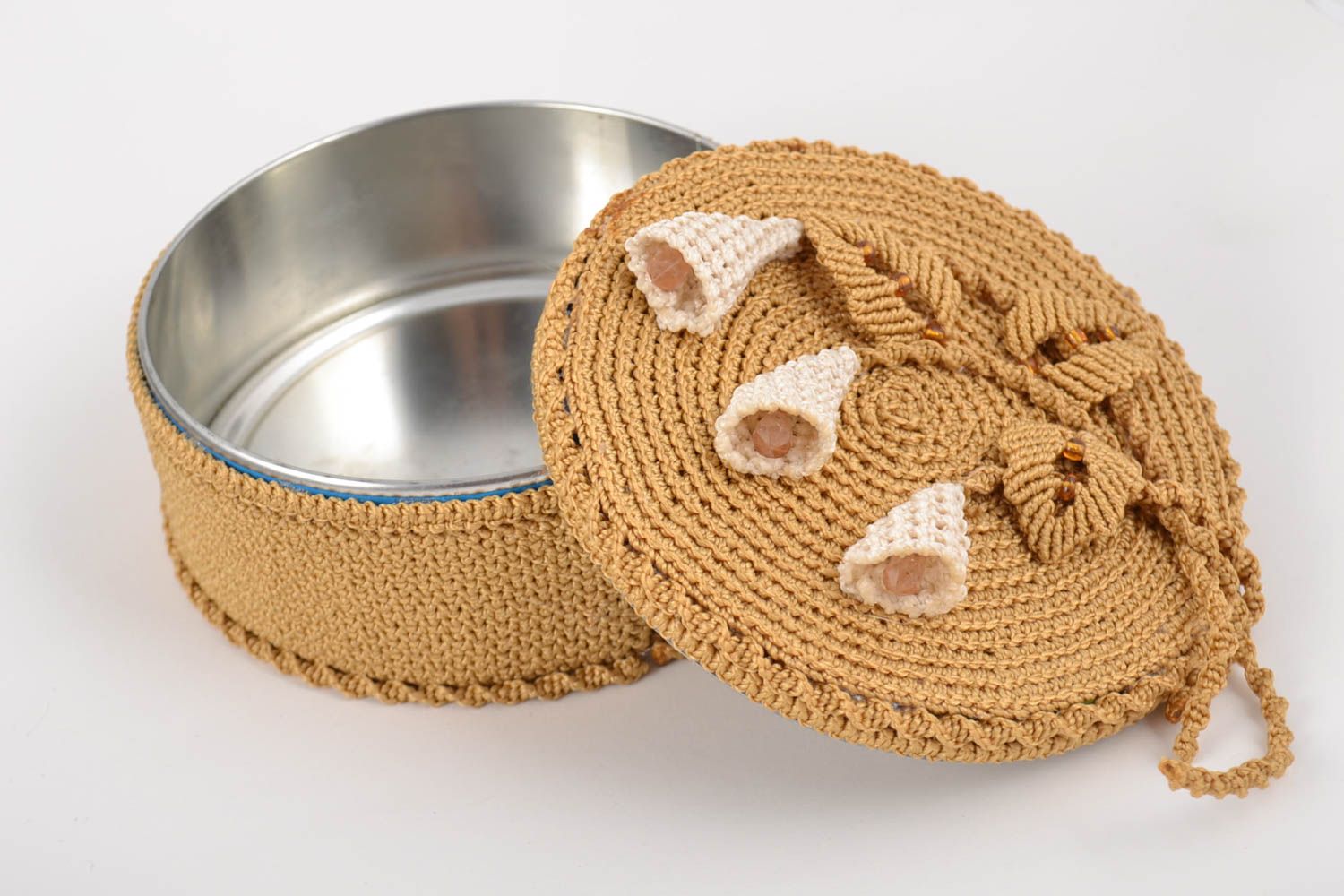 Handmade round macrame woven jewelry box with metal basis and removable lid photo 5