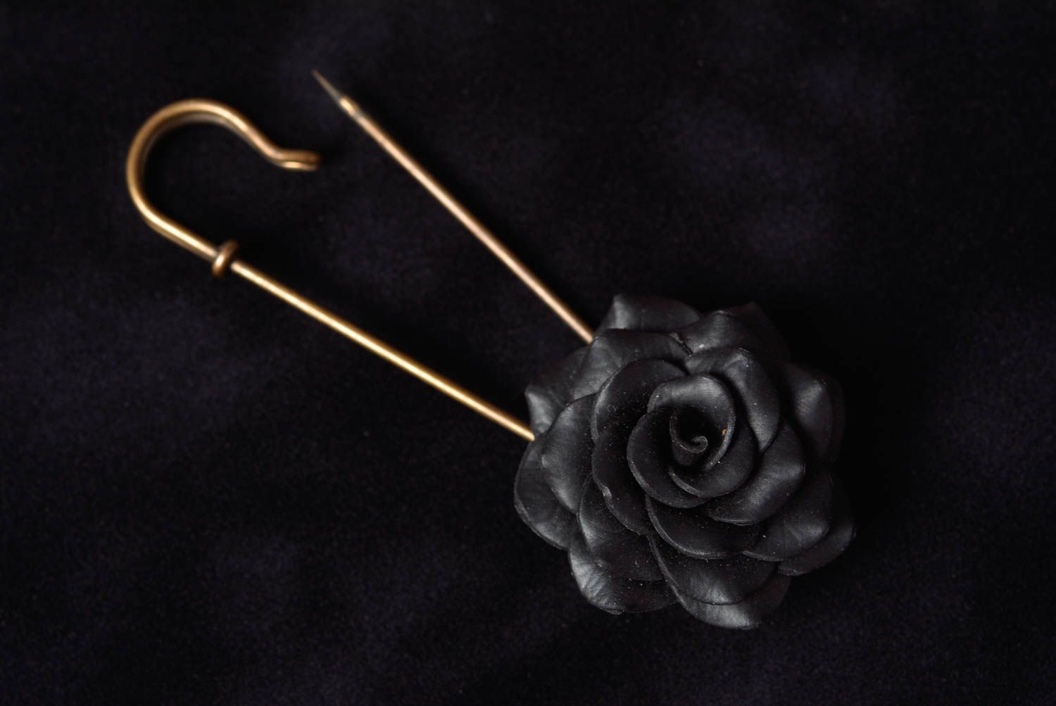 Брошь с цветком из полимерной глины черная красивая необычная ручной работы фото 5