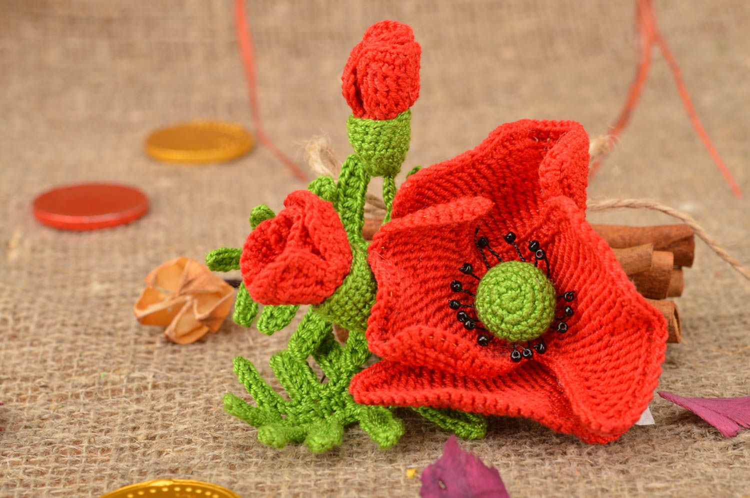 Broche barrette faite main tricotée en fils de coton en forme de pavot rouge photo 1