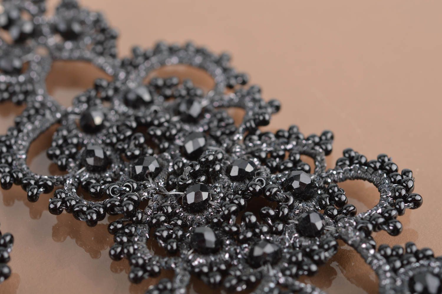 Вязаные серьги с бисером и кристаллами ручной работы авторские красивые черные фото 3