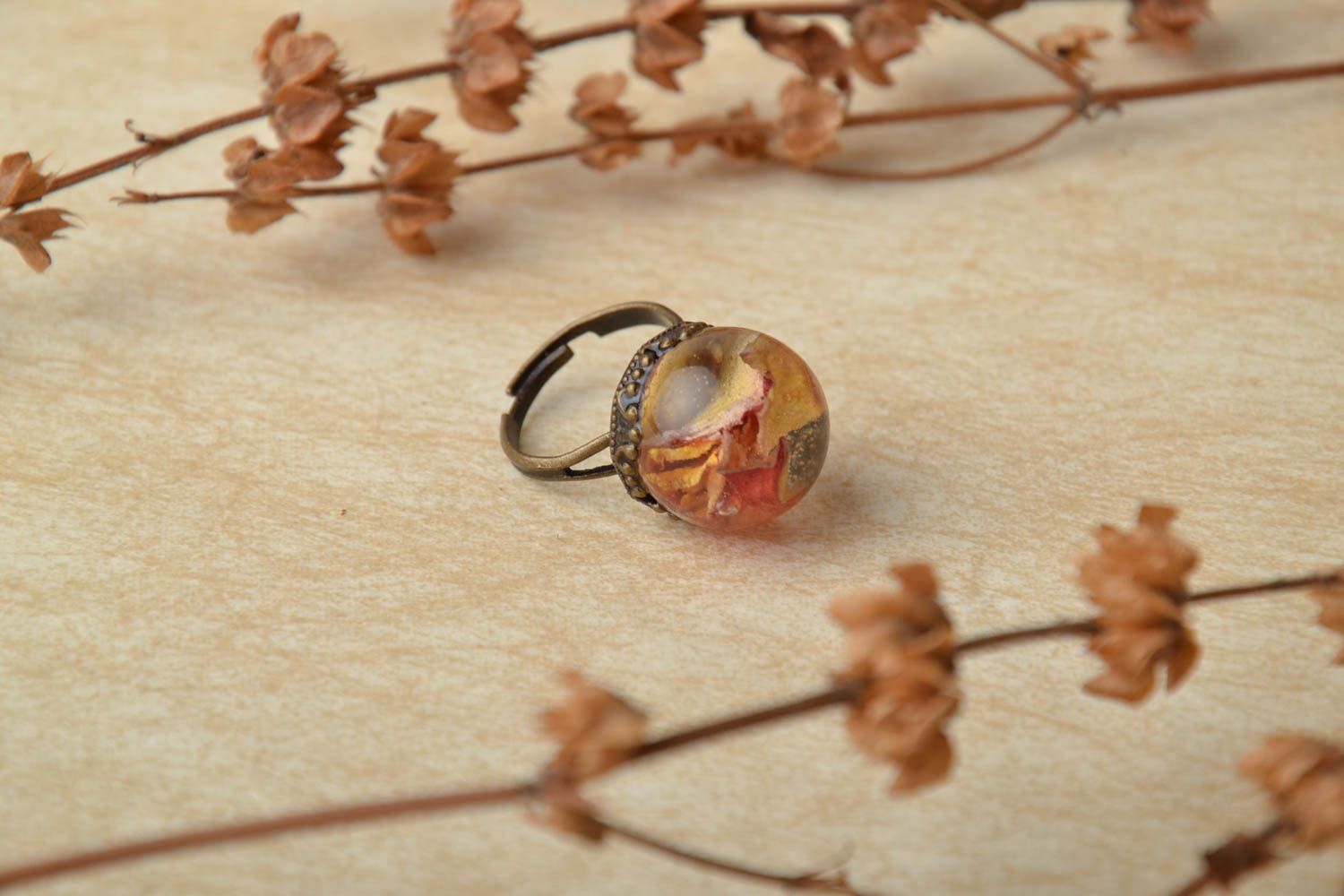 Перстень с натуральными цветами в эпоксидной смоле фото 1